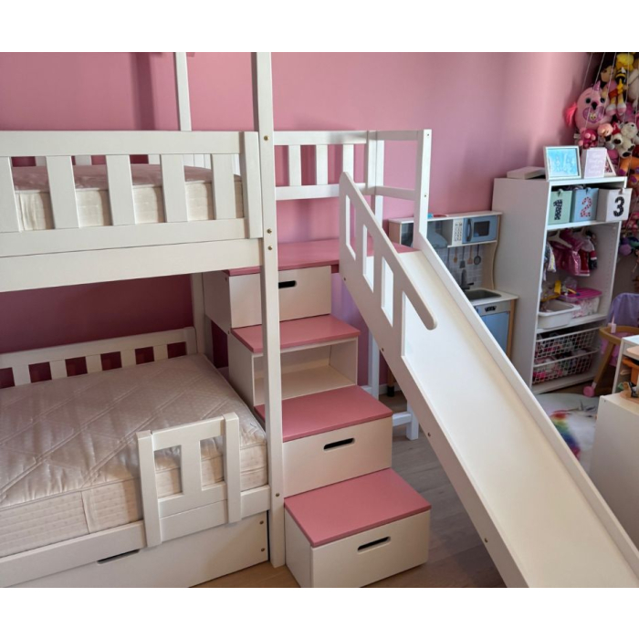 Zweistöckiges Kinderbett mit Treppe und Rutsche im Haus einer Familie in Graz